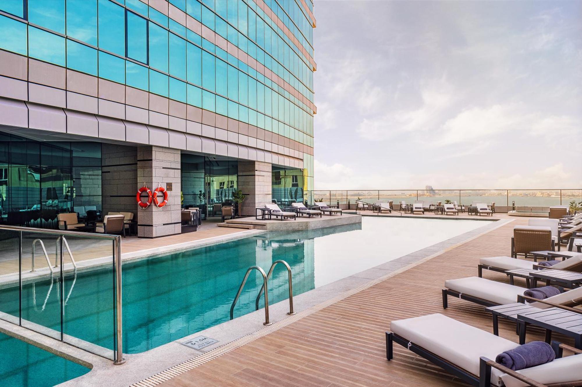 Hilton Bahrain Hotel Манама Екстериор снимка The swimming pool at the hotel