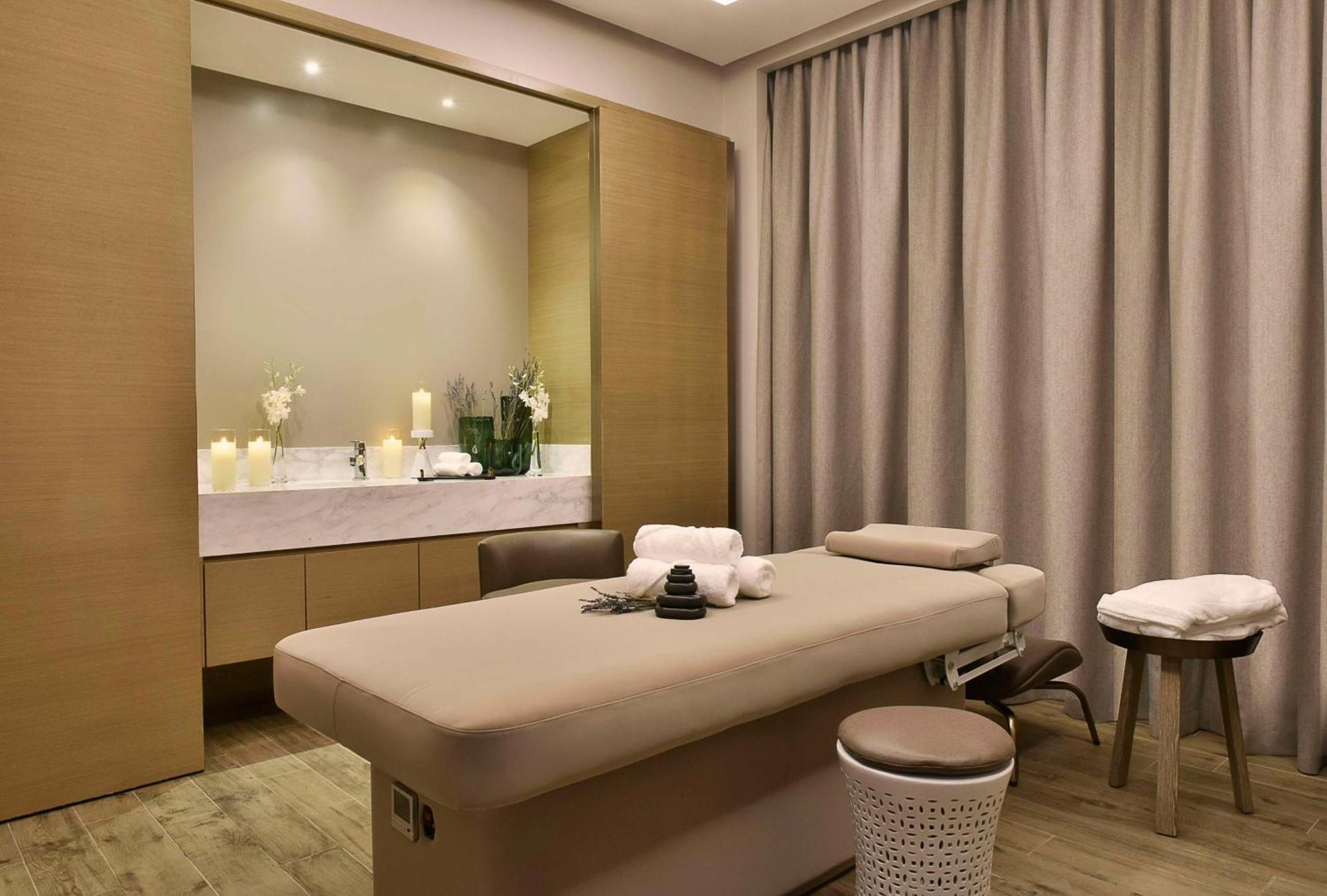 Hilton Bahrain Hotel Манама Екстериор снимка A treatment room at a spa