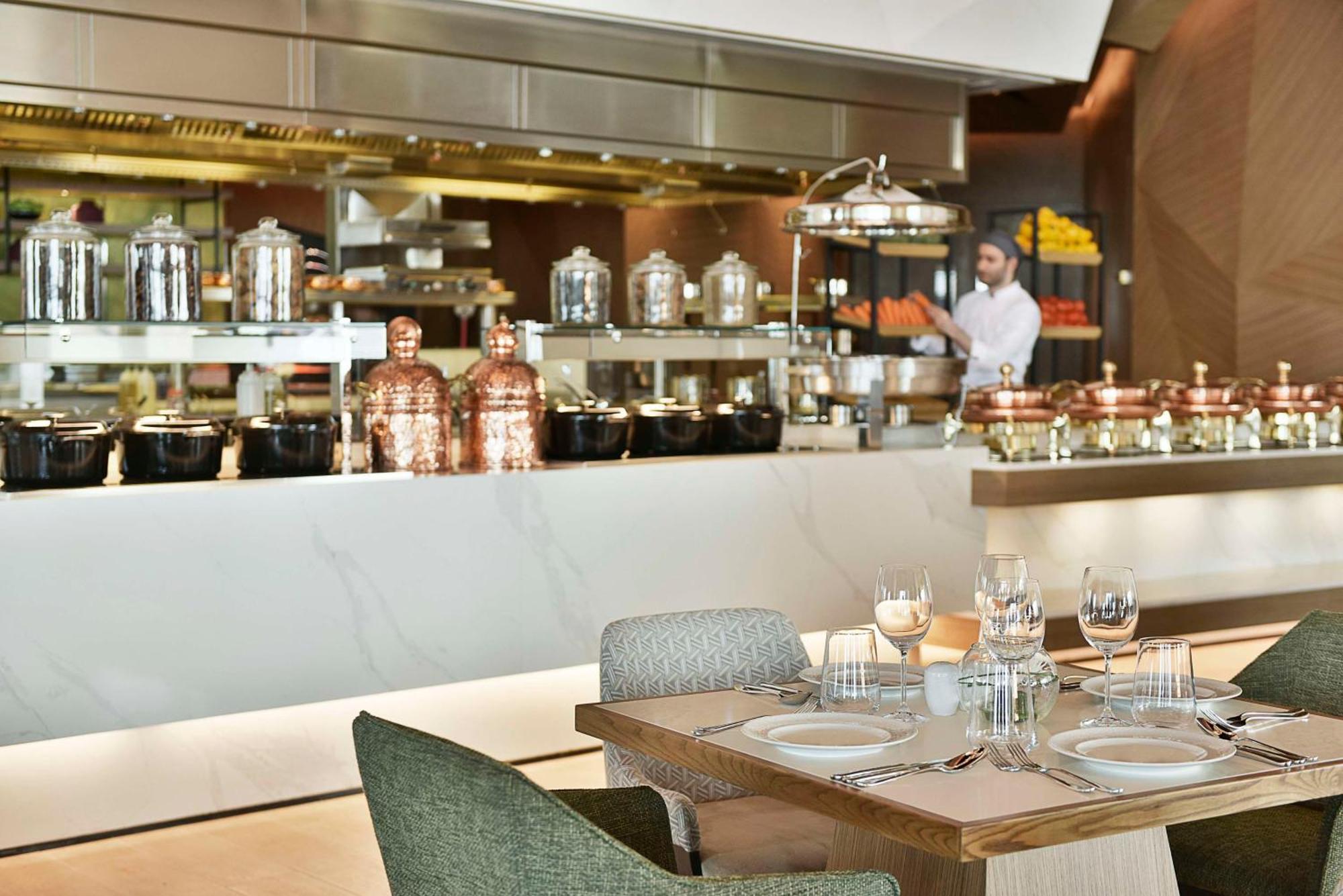 Hilton Bahrain Hotel Манама Екстериор снимка The open kitchen at the restaurant