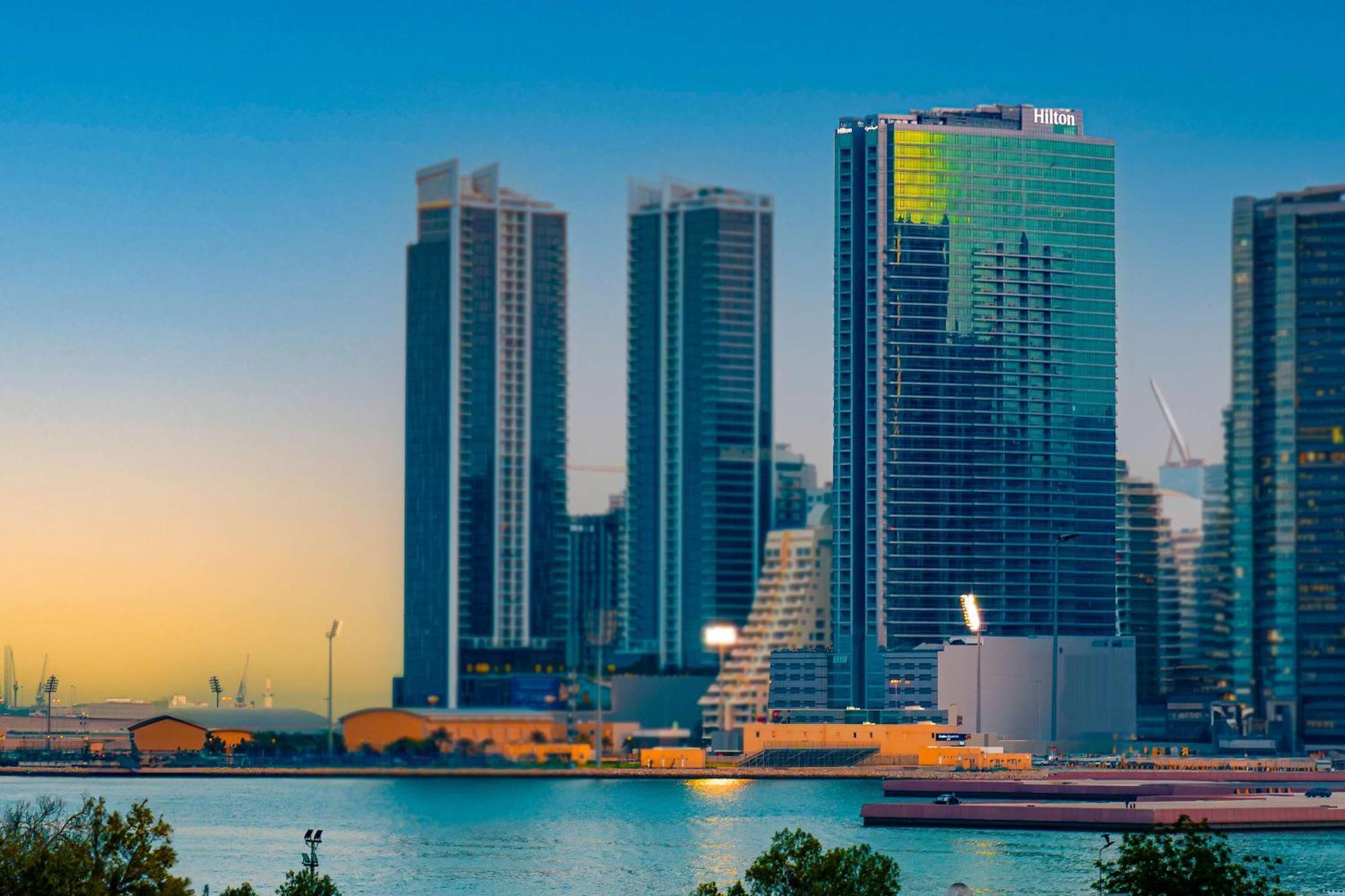 Hilton Bahrain Hotel Манама Екстериор снимка Marina skyline